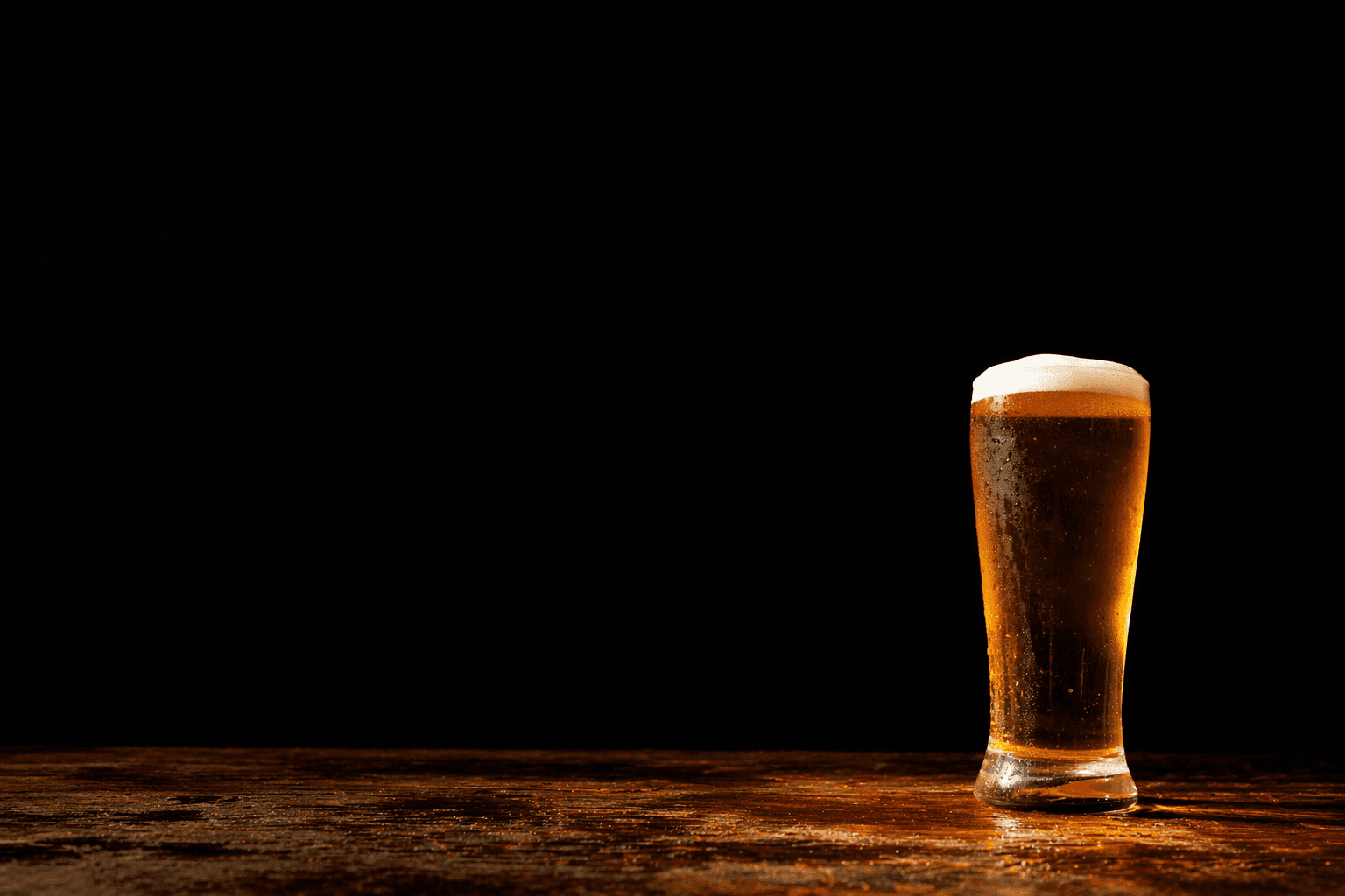 Glas bier op de bar